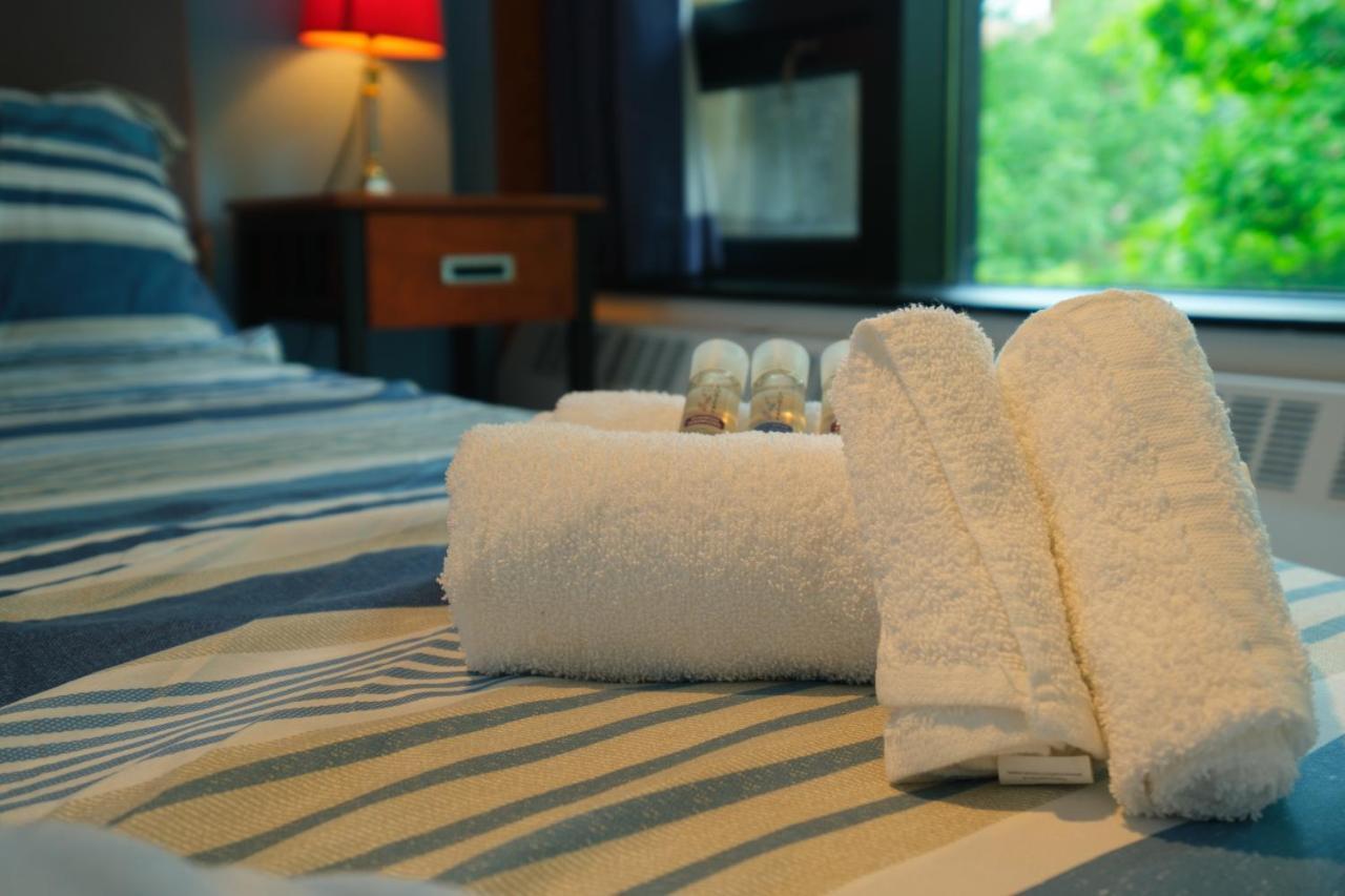 Au Campus Hotel Sherbrooke Buitenkant foto